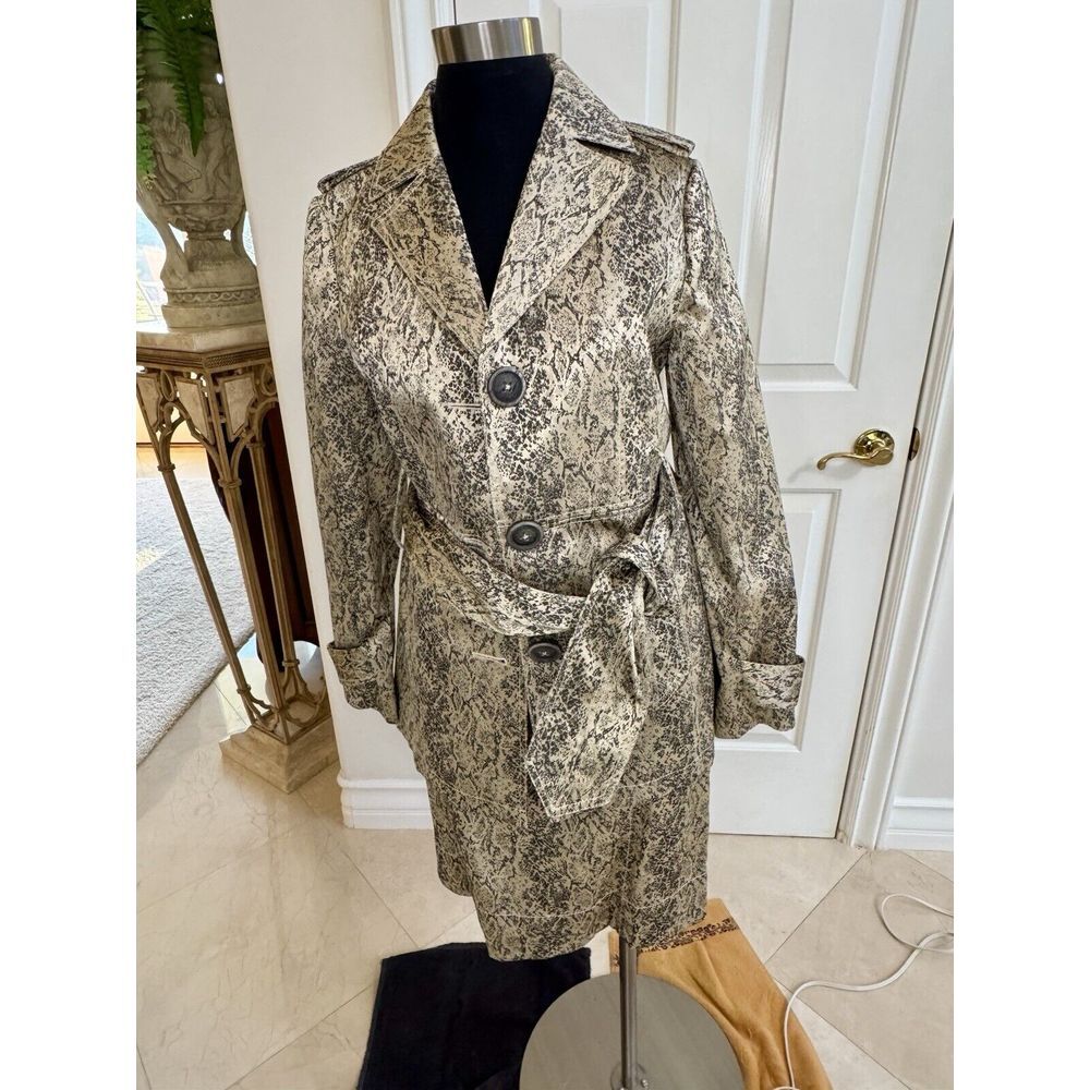 Think Tank Women's Suit Size M Jacket - 6 Skirt Gold Metallic Snake Print Belted
